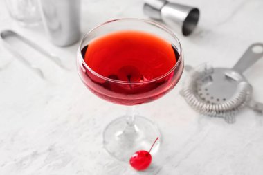 Hafif arka planda Manhattan kokteyli, yakın plan.