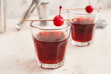 Hafif arka planda Manhattan kokteyli, yakın plan.