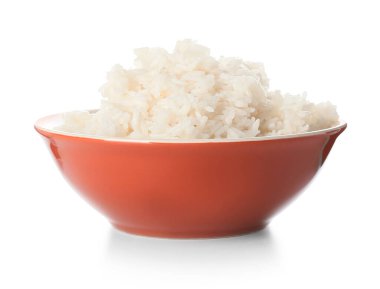 Beyaz arka planda lezzetli haşlanmış pirinç kasesi.