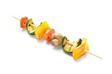 Beyaz arka planda sebzeli şiş.