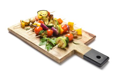 Beyaz arka planda lezzetli sebze şişleri olan tahta