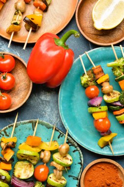 Lezzetli sebze şişleri ve mavi arka planda limon kompozisyonu.