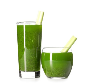 Beyaz arka planda sağlıklı yeşil meyve suyu bardakları