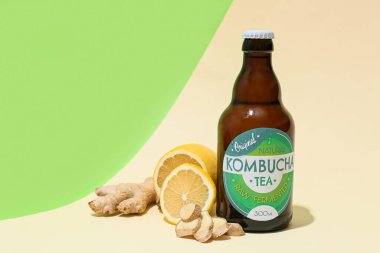 Renkli arka planda bir şişe taze kombu çayı