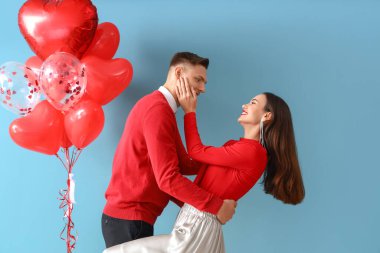 Renkli balonları olan mutlu genç bir çift. Sevgililer Günü kutlaması