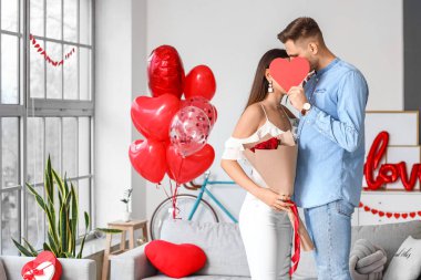 Sevgililer Günü 'nü evde kutlayan güzel genç bir çift.