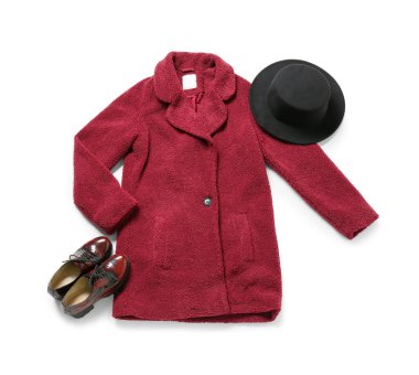 Kadın ceketi, keçeli şapka ve beyaz arka planda ayakkabılar.