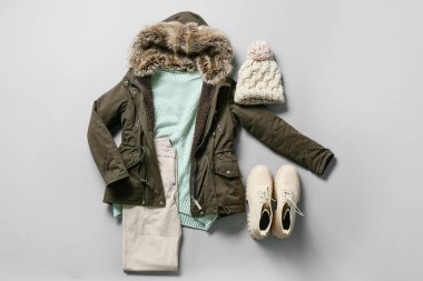 Gri arkaplanda kadın giysileri