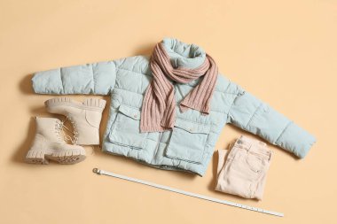 Kadın ceketi, atkı, pantolon, ayakkabı ve kemer.