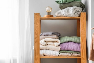 Rafa kaldırma ünitesi, ışık duvarının yanında kalın süveterler var.