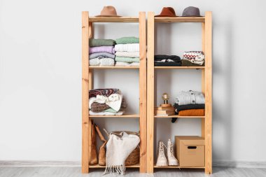 Ilık süveter ve aksesuarlı raf ünitesi