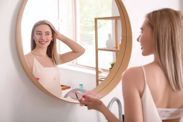 Mulher Muito Jovem Aplicando Maquiagem Perto Espelho Banheiro — Fotografia de Stock