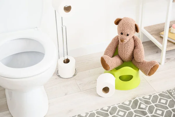 Toilet Bowl Holder Paper Rolls Cute Toy Bear Sitting Potty — Stock Photo, Image