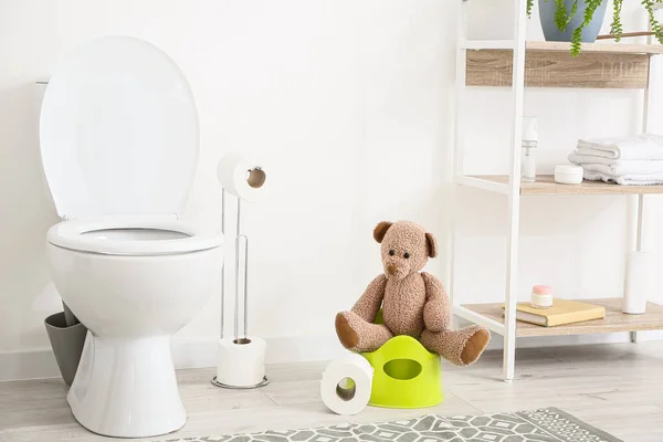 Toilettenschüssel Halter Mit Papierrollen Und Niedlicher Spielzeugbär Sitzen Auf Töpfchen — Stockfoto