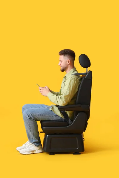 Young Man Car Seat Phone Color Background — Stock Photo, Image