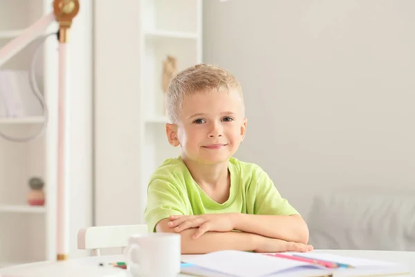 Adorable Petit Garçon Assis Table Dans Chambre — Photo