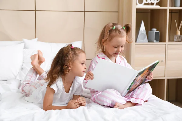 Adorable Little Sisters Book Bedroom — Stock Photo, Image