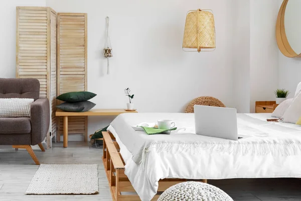 Interieur Van Slaapkamer Met Ontbijt Laptop Comfortabel Bed — Stockfoto