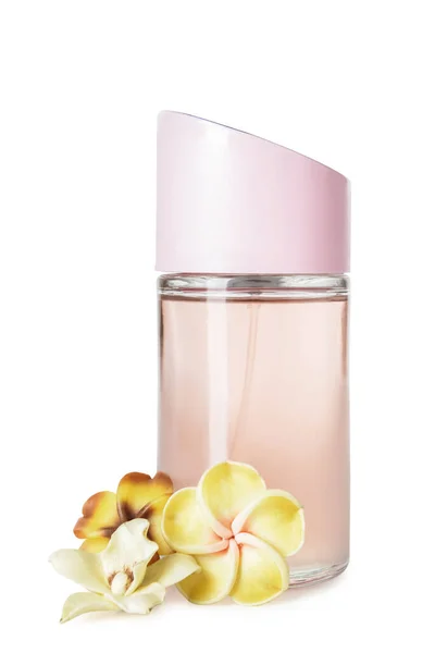 Butelka Perfum Tropikalnych Kwiatów Białym Tle — Zdjęcie stockowe