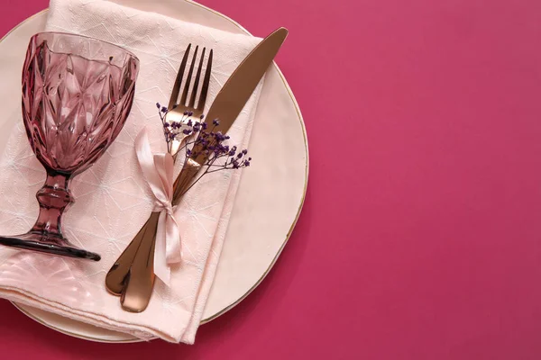 Pembe arkaplanda şık tablo ayarı