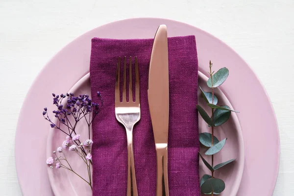 Stijlvolle Tafelopstelling Bloemen Een Lichte Houten Ondergrond — Stockfoto