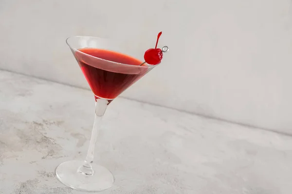 Glas Smakelijke Manhattan Cocktail Lichte Achtergrond — Stockfoto
