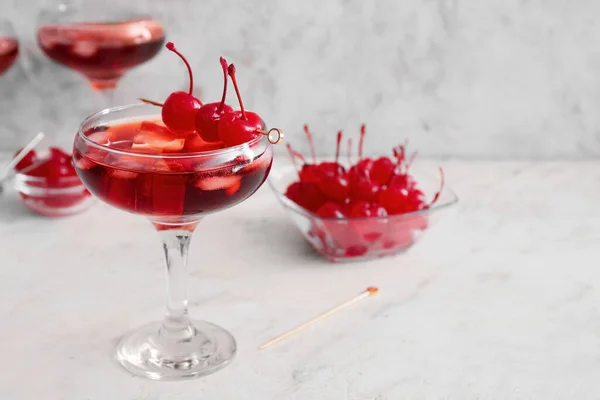 Copa Cóctel Helado Manhattan Con Cerezas Sobre Fondo Claro — Foto de Stock