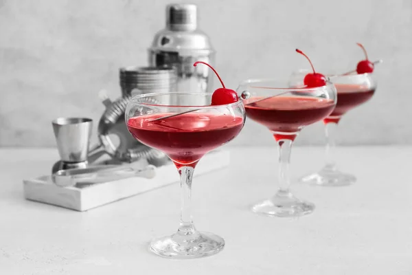 Bril Van Smakelijke Manhattan Cocktail Lichte Achtergrond — Stockfoto