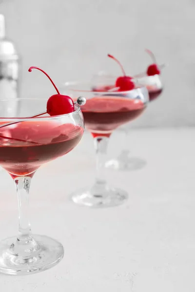 Bicchieri Gustoso Cocktail Manhattan Sfondo Chiaro Primo Piano — Foto Stock