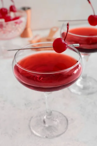 Gläser Mit Leckerem Manhattan Cocktail Auf Hellem Hintergrund Nahaufnahme — Stockfoto