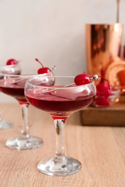 Bicchieri Cocktail Manhattan Saporito Tavolo Legno Primo Piano — Foto Stock