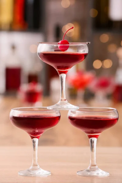 Gläser Mit Leckerem Manhattan Cocktail Auf Dem Tisch — Stockfoto