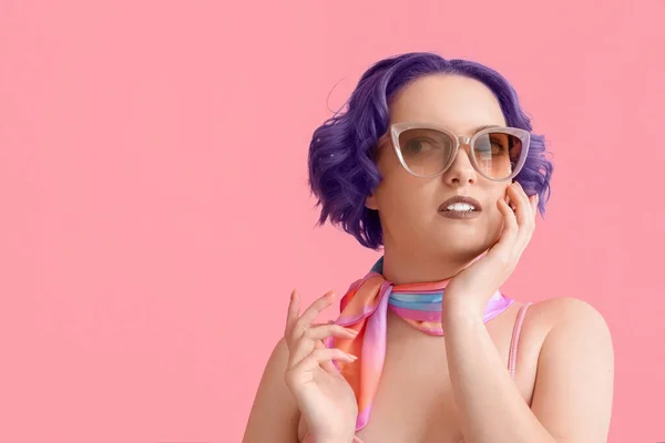 Mulher Bonita Com Cabelo Violeta Fundo Rosa Muito Peri Cor — Fotografia de Stock