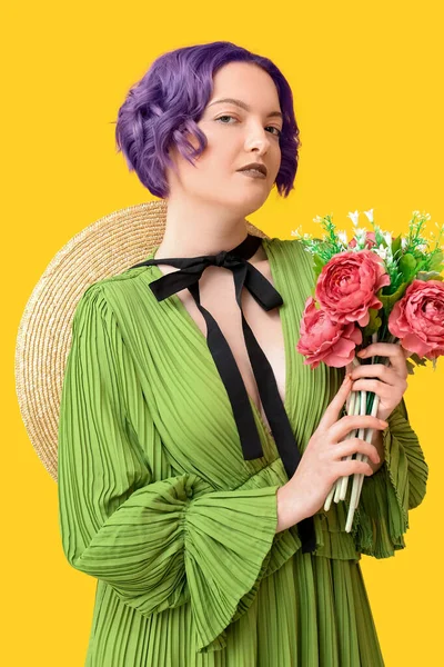 Mulher Bonita Com Cabelo Violeta Buquê Flores Fundo Amarelo Muito — Fotografia de Stock