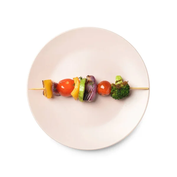 Тарелка Вкусным Овощным Шампуром Белом Фоне — стоковое фото