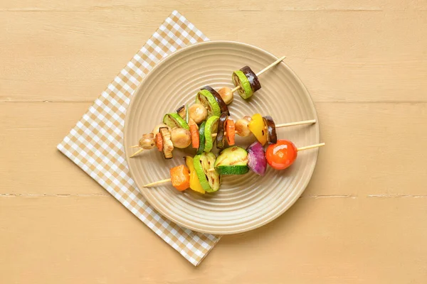 Plate Tasty Vegetable Skewers Wooden Background — Stock Photo, Image