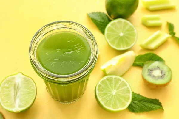 Copo Suco Verde Saudável Frutas Frescas Fundo Amarelo — Fotografia de Stock