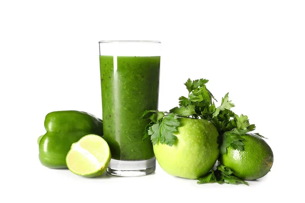 健康的な緑のジュースと白の背景に新鮮な食材のガラス — ストック写真