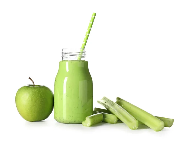 健康的な緑のジュースと白の背景に新鮮な食材のボトル — ストック写真