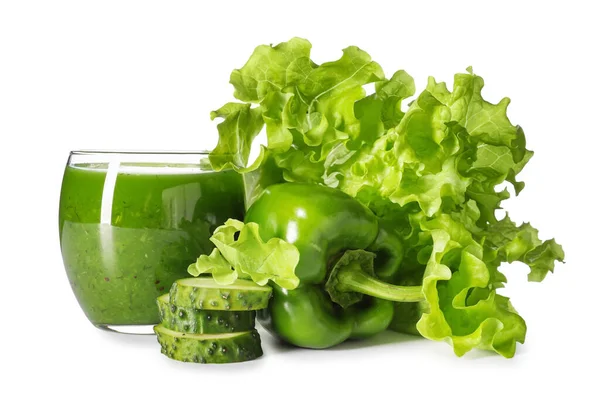 健康的な緑のジュースと白を背景に新鮮な野菜のガラス — ストック写真