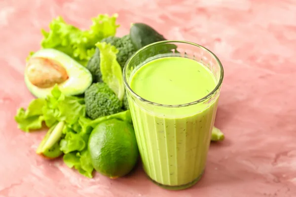 Glas Hälsosam Grön Juice Och Färska Ingredienser Rosa Bakgrund — Stockfoto