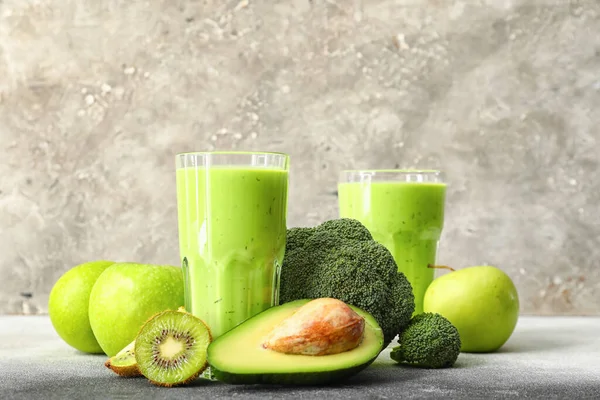 Окуляри Здорового Зеленого Соку Свіжі Інгредієнти Столі — стокове фото