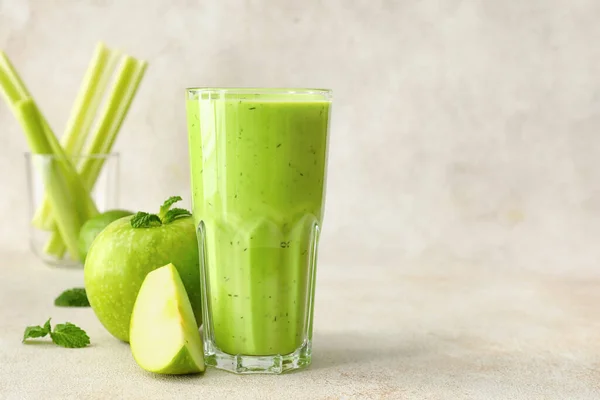 Vaso Jugo Verde Saludable Manzana Fresca Sobre Fondo Claro —  Fotos de Stock