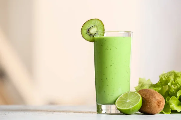 Vaso Jugo Verde Saludable Frutas Frescas Sobre Mesa Sobre Fondo — Foto de Stock