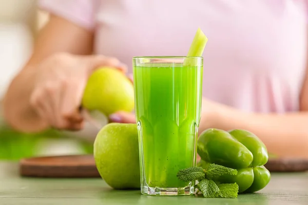 健康的な緑のジュースとぼやけた背景を背景にテーブルの上の新鮮な食材のガラス — ストック写真