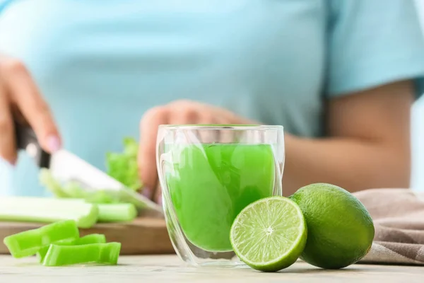 健康的な緑のジュースとテーブルの上の新鮮な食材のガラス — ストック写真