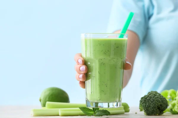 Woman Holding Glass Healthy Green Juice Kitchen Table Closeup — Stock Photo, Image