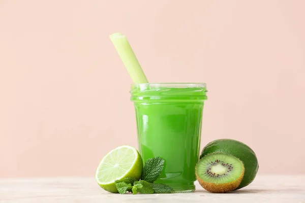 Copo Suco Verde Saudável Frutas Frescas Mesa — Fotografia de Stock