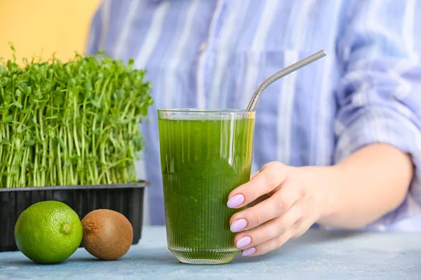 Woman Holding Glass Healthy Green Juice Kitchen Table Closeup — Stock Photo, Image