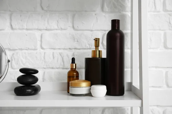 Bottles Cosmetic Products Spa Stones Shelf White Brick Wall — Stock Photo, Image
